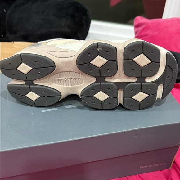 New Balance Cream and Navy Sneakers - Picture 4 of 7